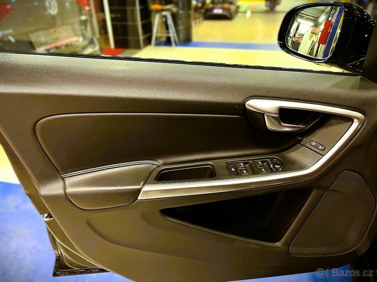2018 Volvo V60 - 16