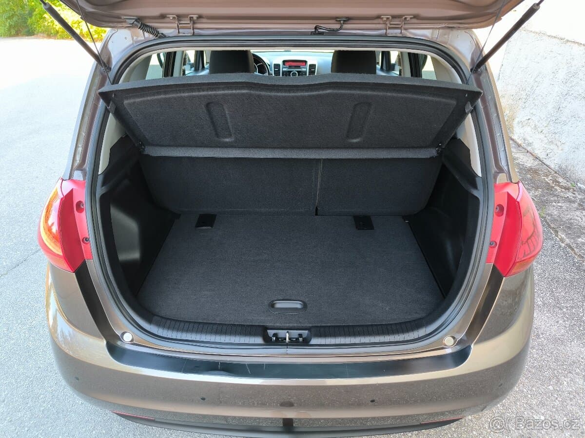 2017 Kia VENGA - 16