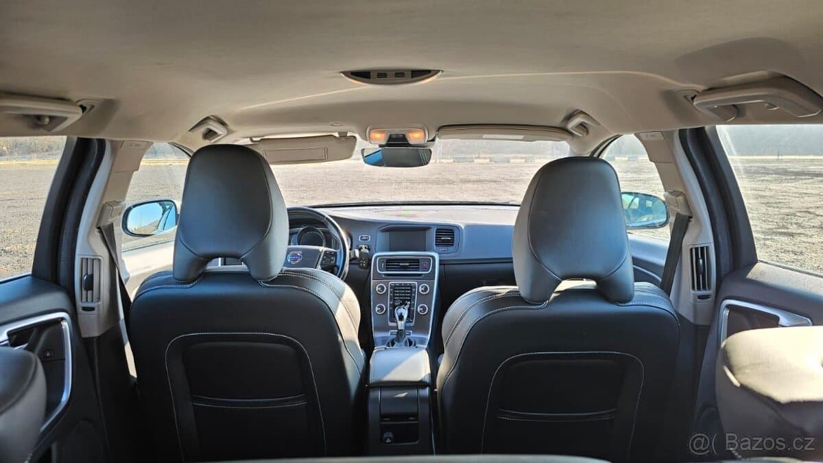 2015 Volvo V60 - 16