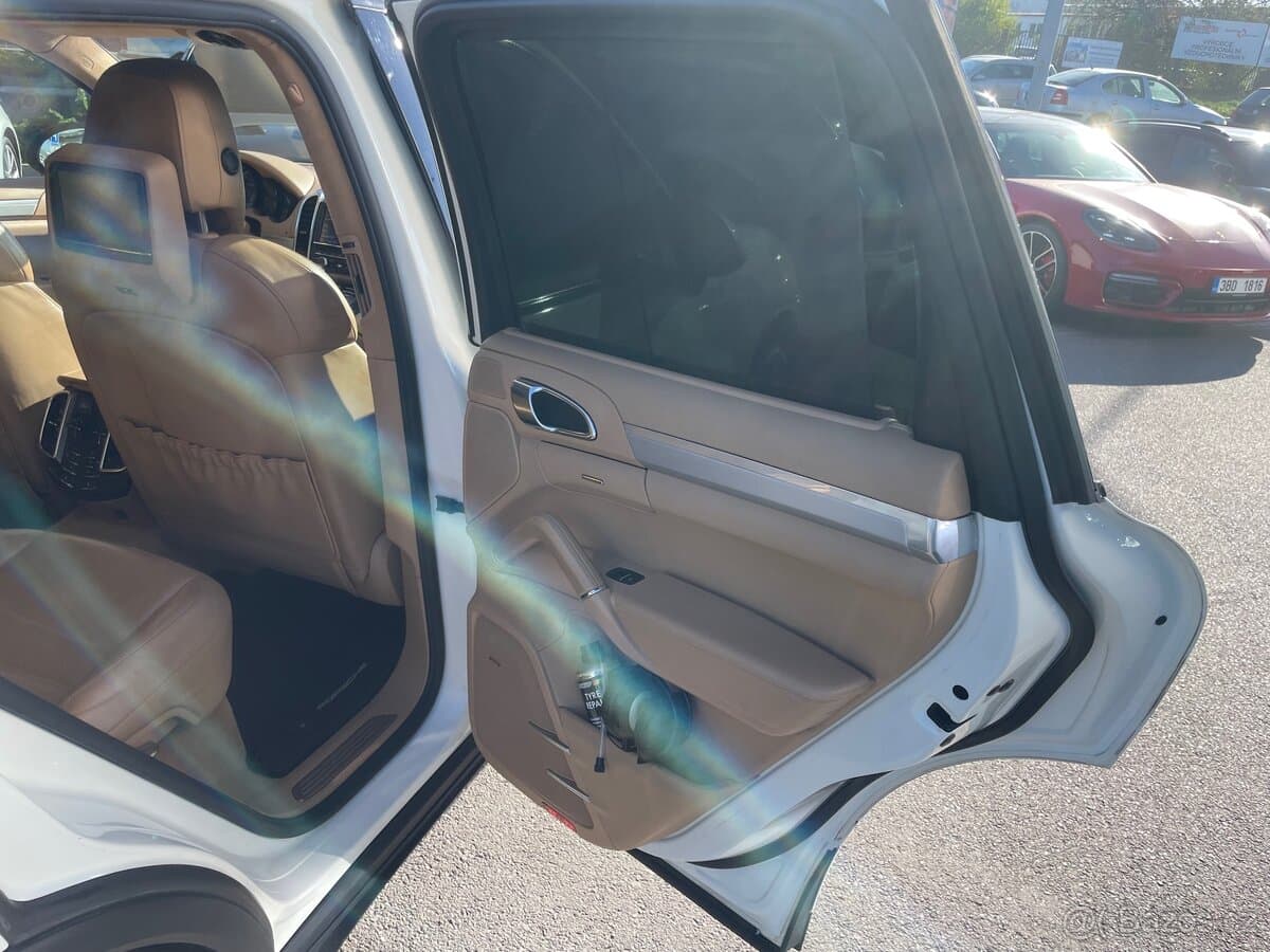 2012 Porsche CAYENNE - 16