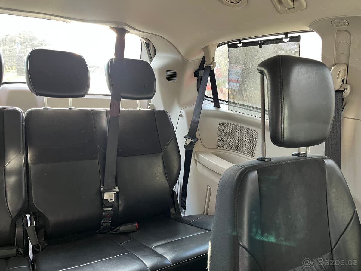 2011 Chrysler VOYAGER - 16