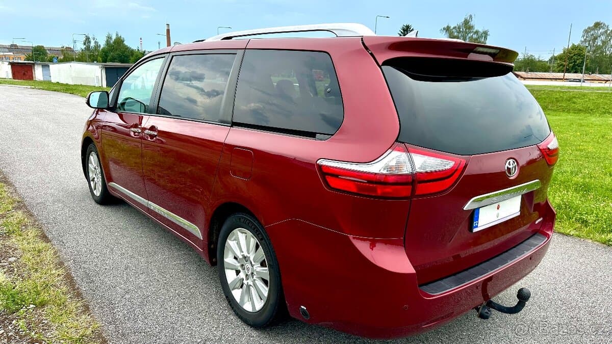 2016 Toyota SIENNA - 16