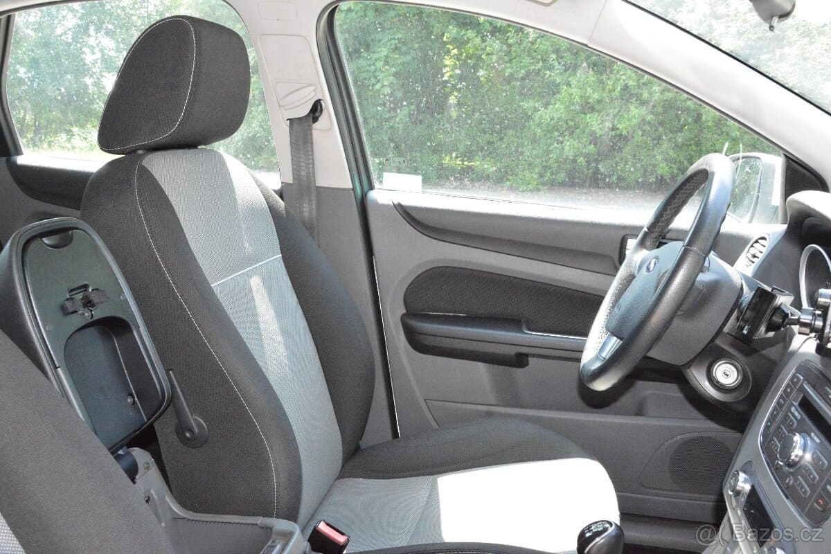 2010 Ford FOCUS - 17