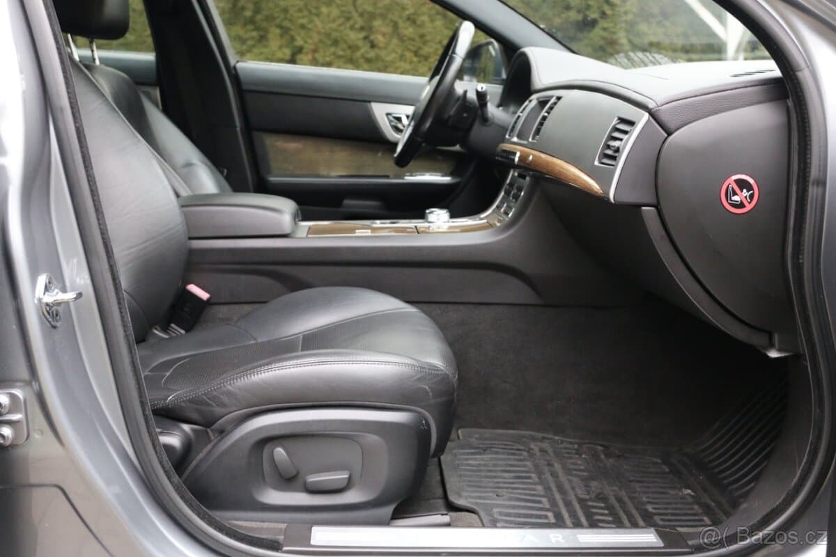 2012 Jaguar XF - 17