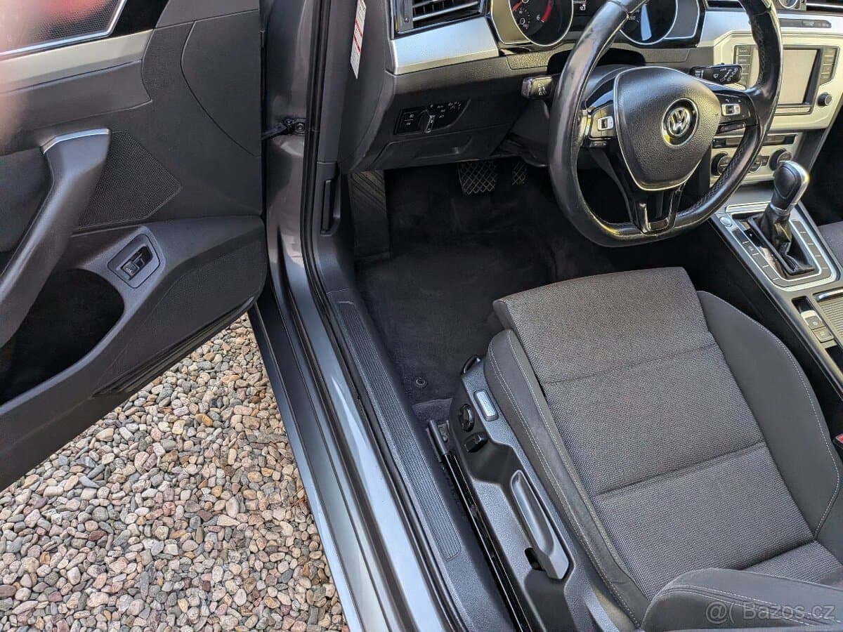 2017 Volkswagen PASSAT - 17