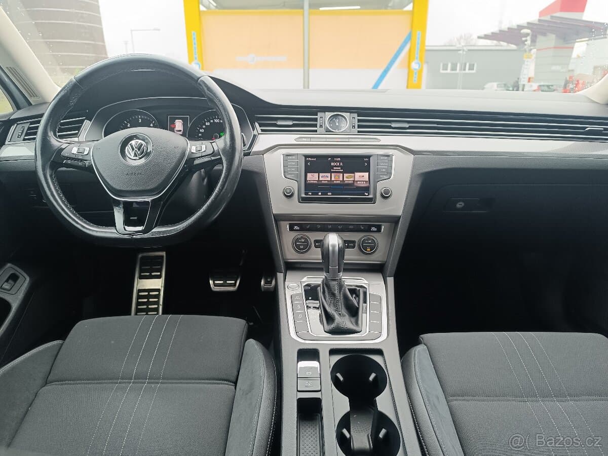 2017 Volkswagen PASSAT - 17