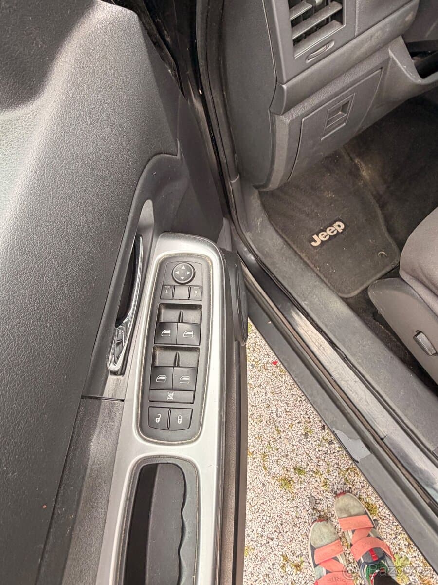 2010 Jeep CHEROKEE - 17