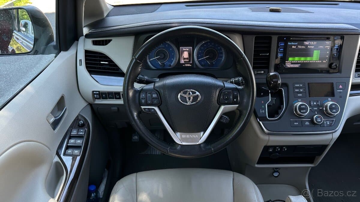 2016 Toyota SIENNA - 17