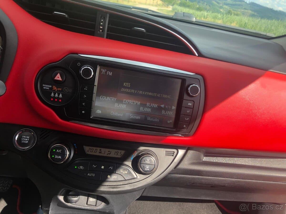 2015 Toyota YARIS - 17