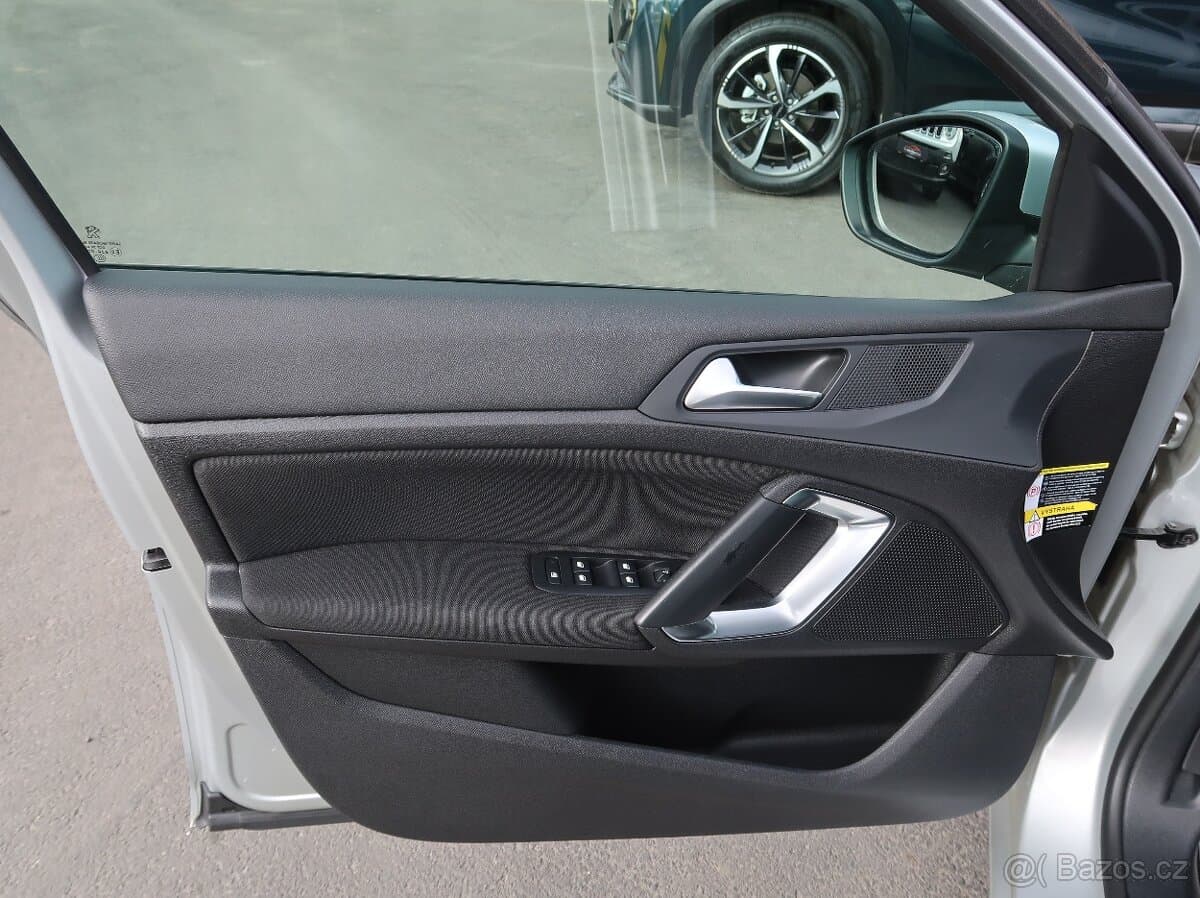2016 Peugeot 308 - 17