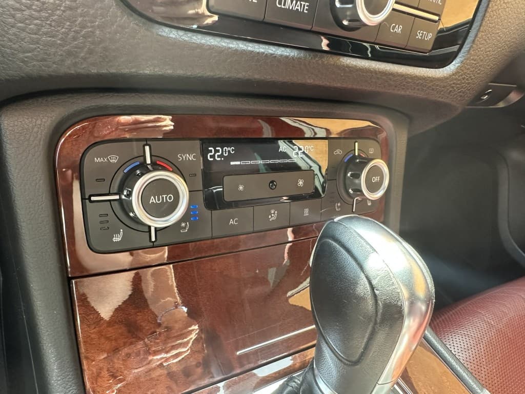 2012 Volkswagen TOUAREG - 17