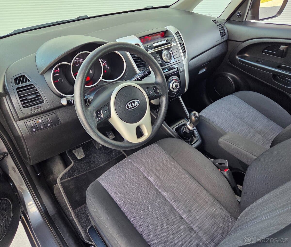 2010 Kia VENGA - 17