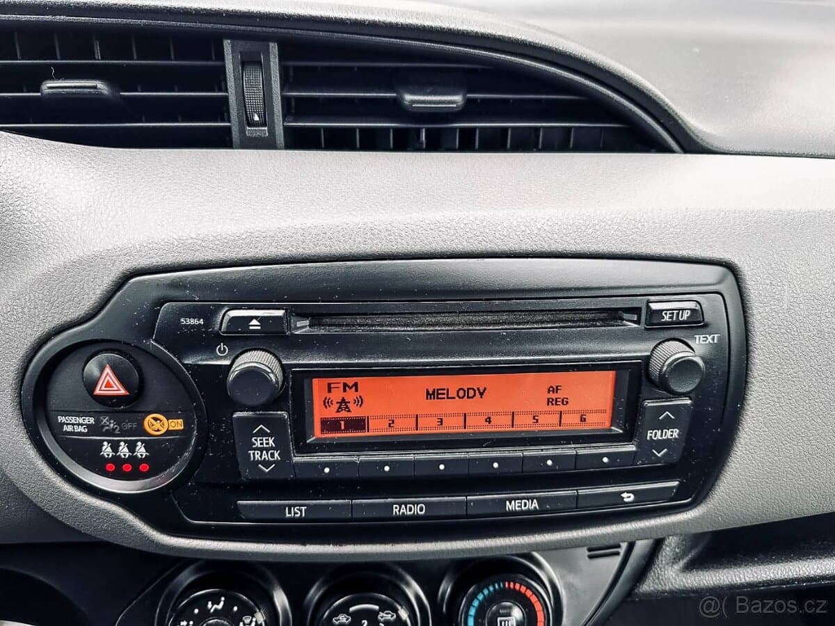 2015 Toyota YARIS - 17
