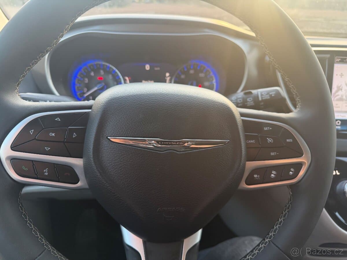2023 Chrysler PACIFICA - 17