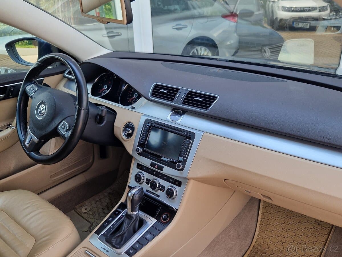 2012 Volkswagen PASSAT - 17