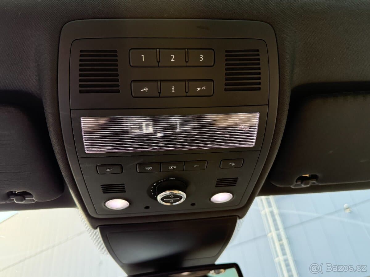 2015 Volkswagen TOUAREG - 17