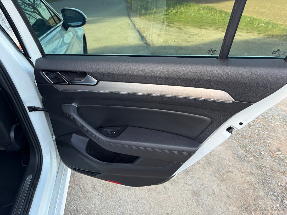 2019 Volkswagen PASSAT - 17