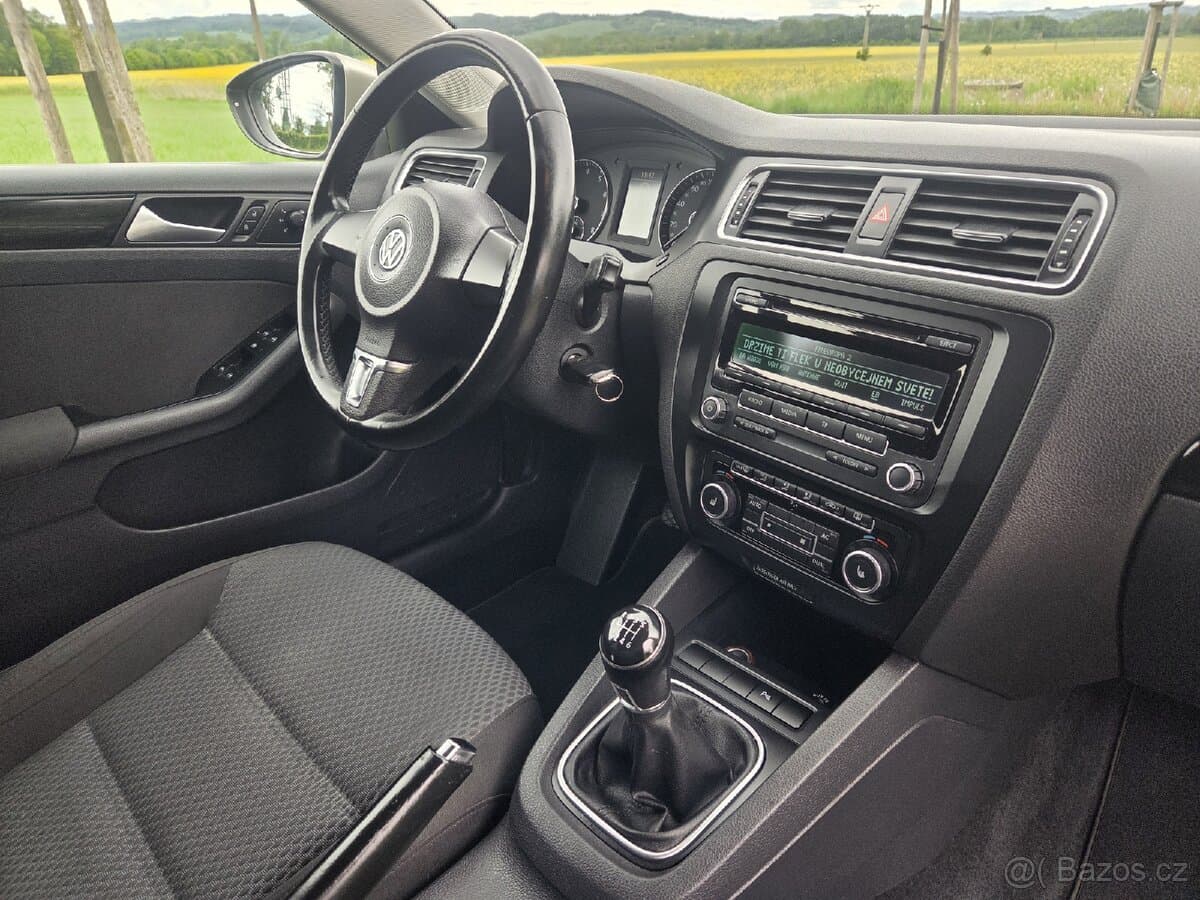 2012 Volkswagen JETTA - 17