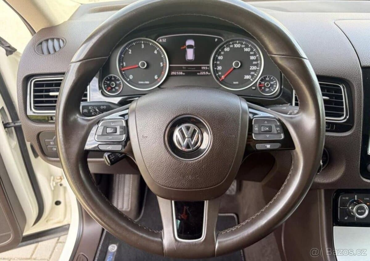 2011 Volkswagen TOUAREG - 17