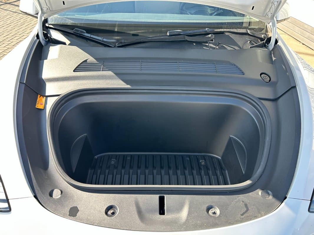 Tesla MODEL Y - 17