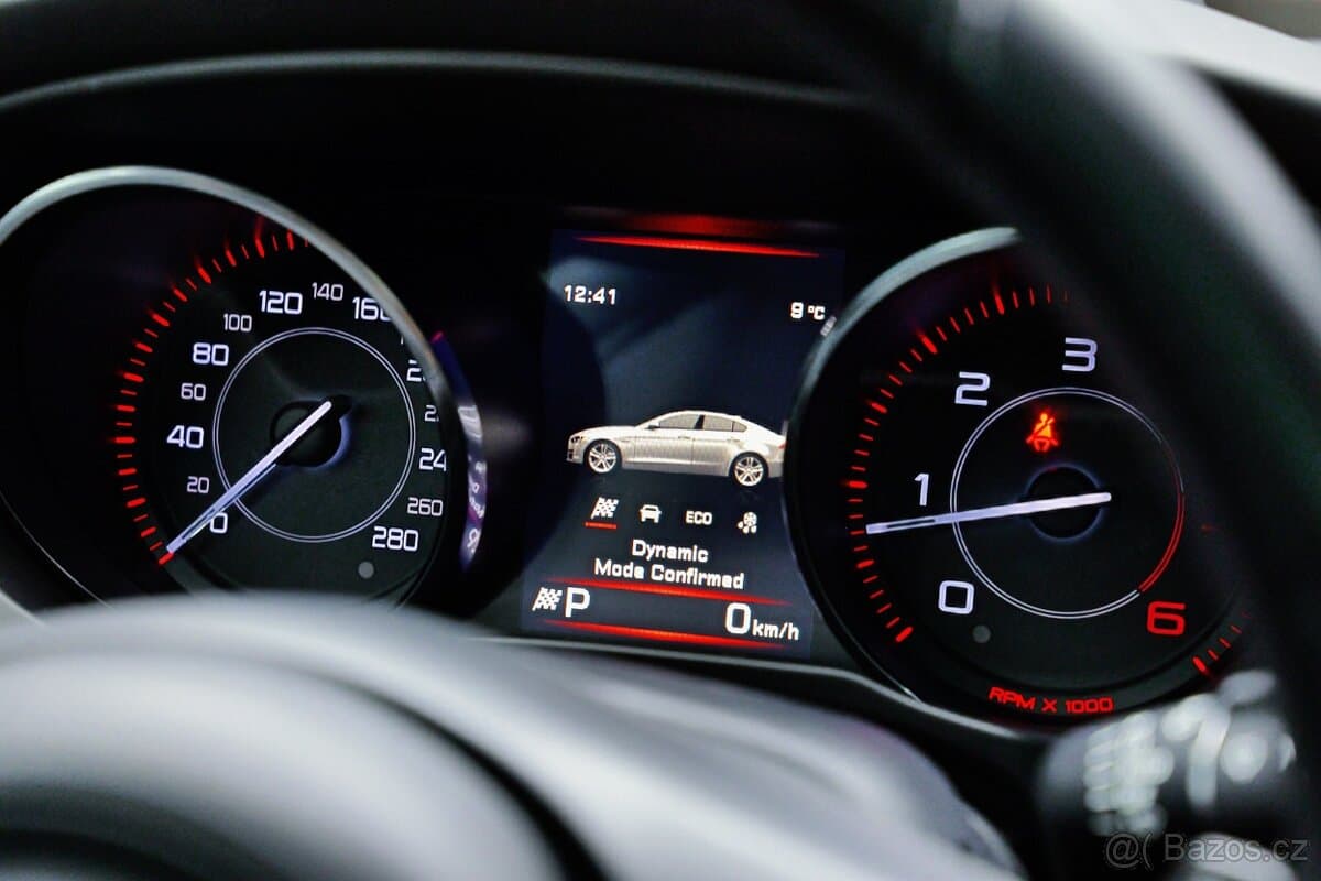 2016 Jaguar XE - 17