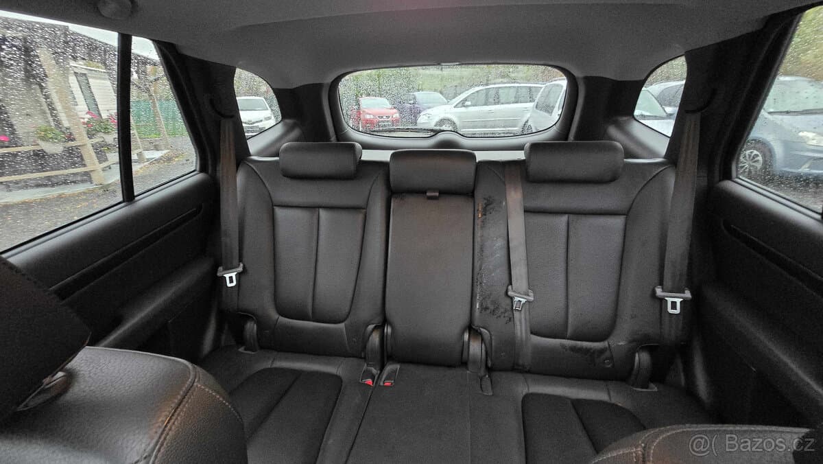 2011 Hyundai SANTA FE - 17