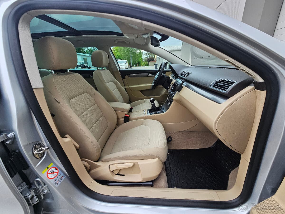 2011 Volkswagen PASSAT - 17