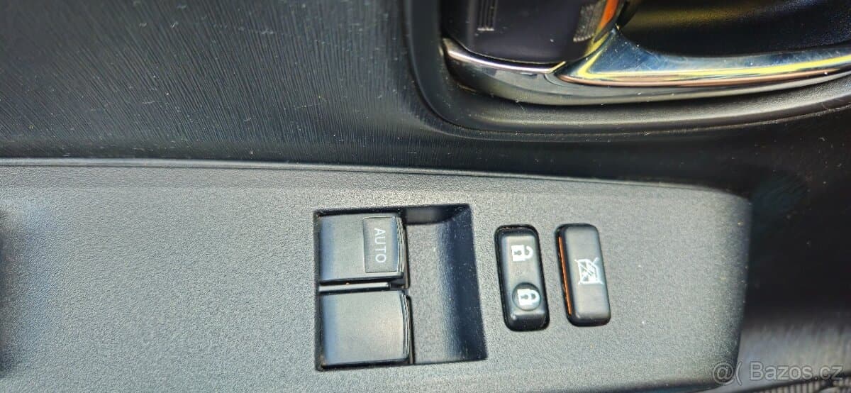 2012 Toyota YARIS - 17