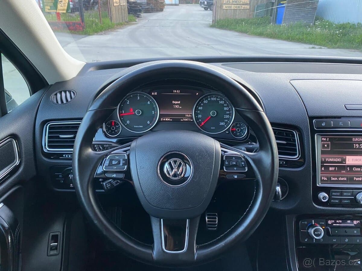 2016 Volkswagen TOUAREG - 17