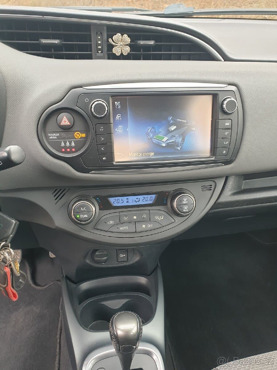 2015 Toyota YARIS - 17