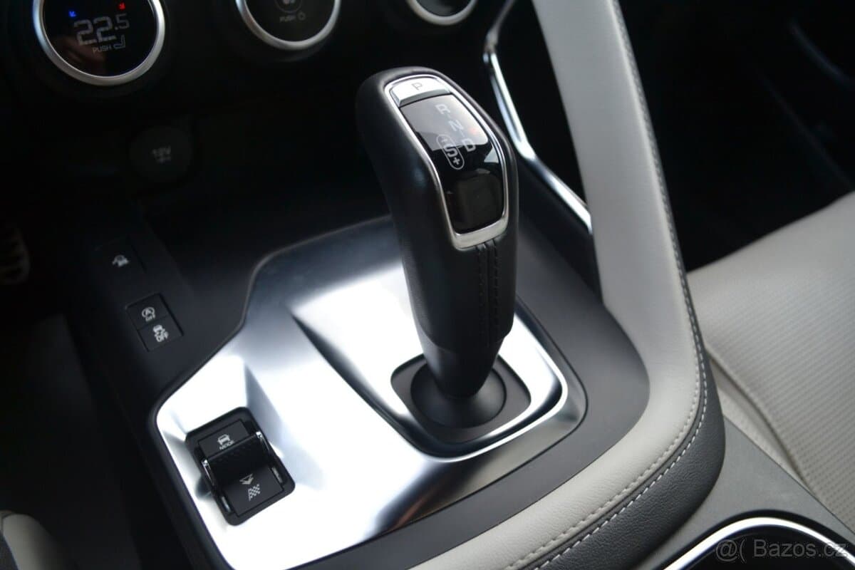 2019 Jaguar E-PACE - 17