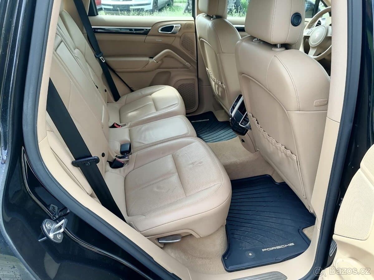2011 Porsche CAYENNE - 17
