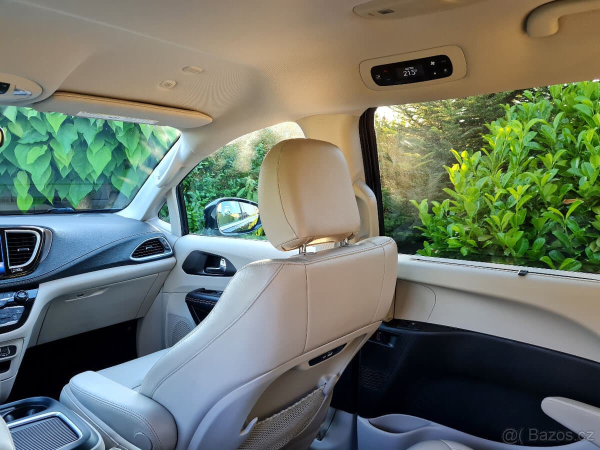 2021 Chrysler PACIFICA - 17