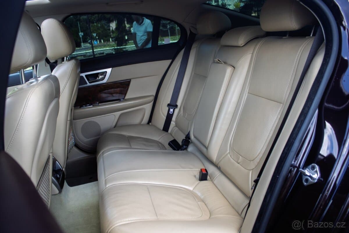 2012 Jaguar XF - 17