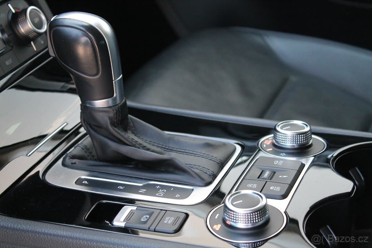 2016 Volkswagen TOUAREG - 17