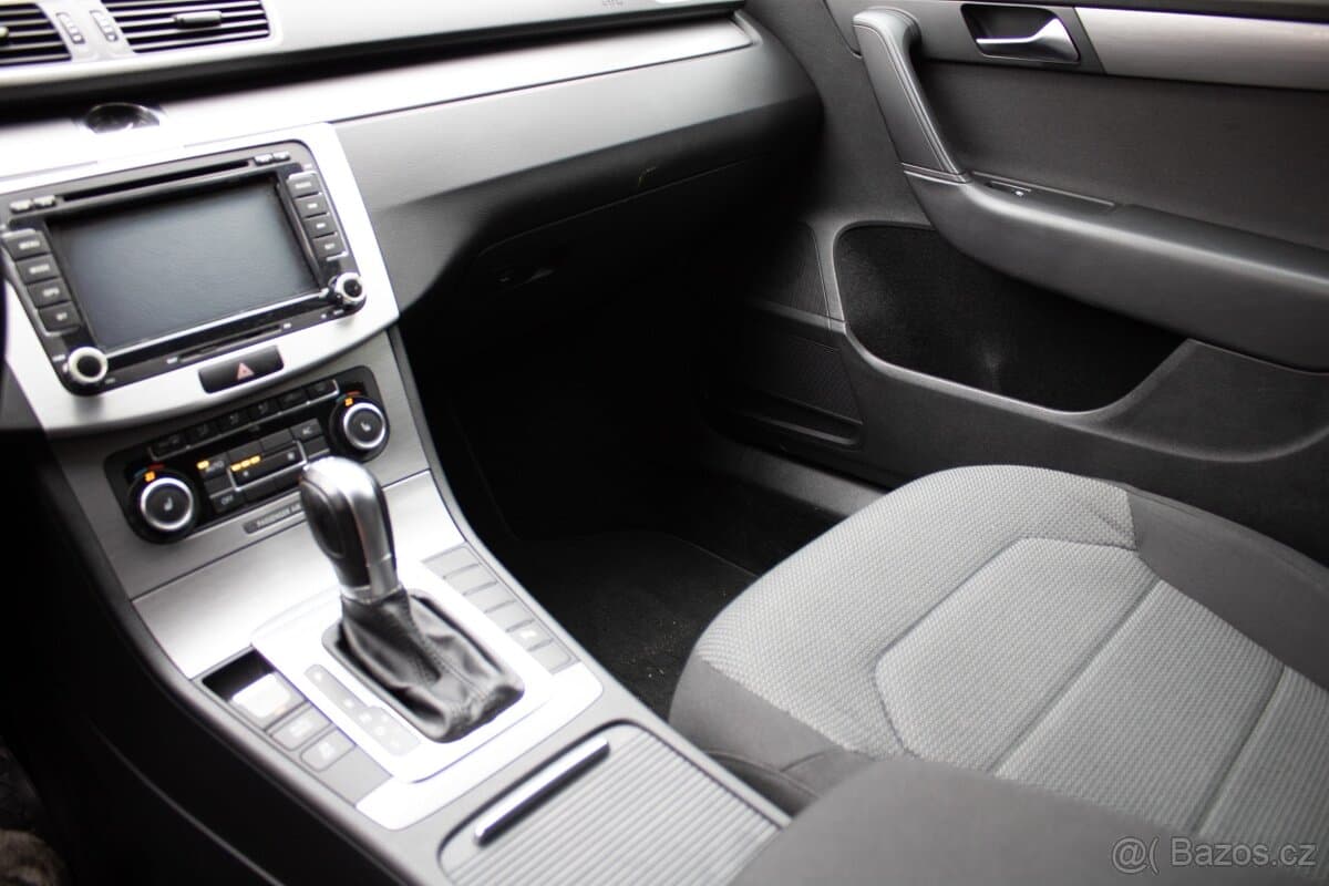 2011 Volkswagen PASSAT - 17