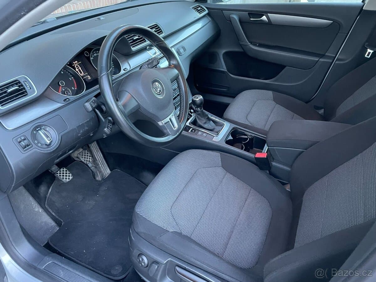 2011 Volkswagen PASSAT - 17