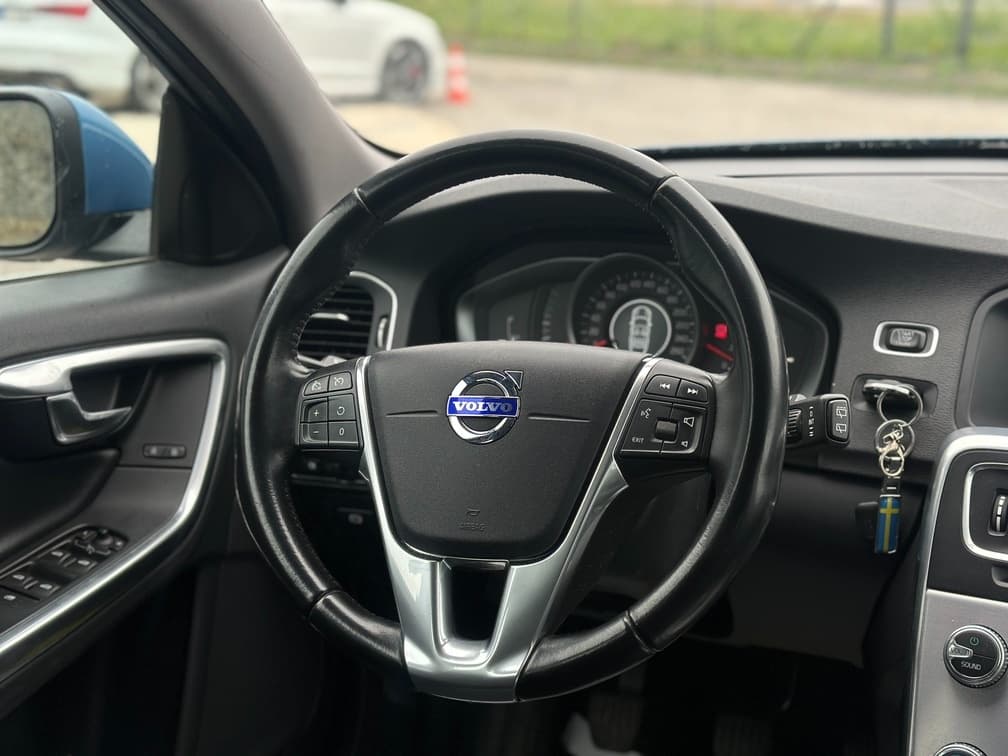2016 Volvo V60 - 17