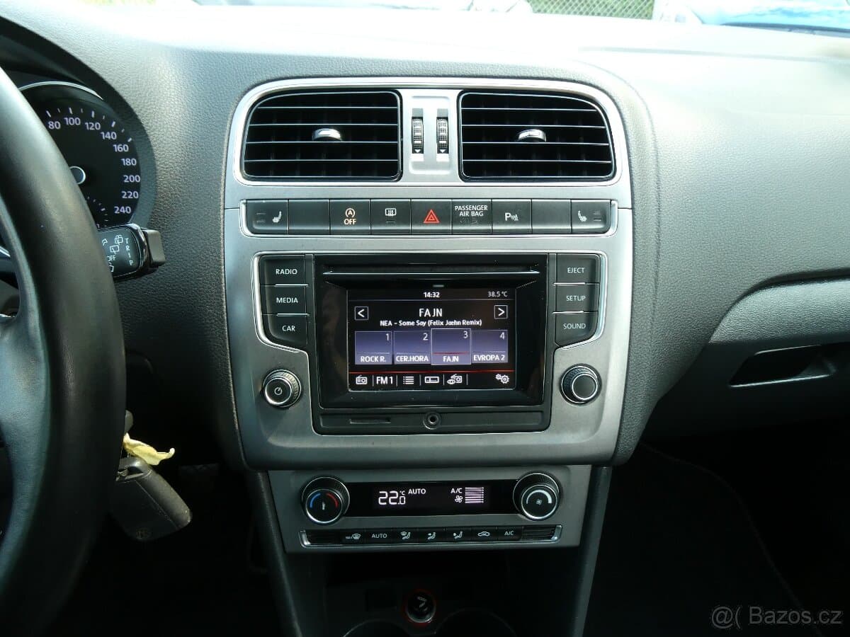 2015 Volkswagen POLO - 17