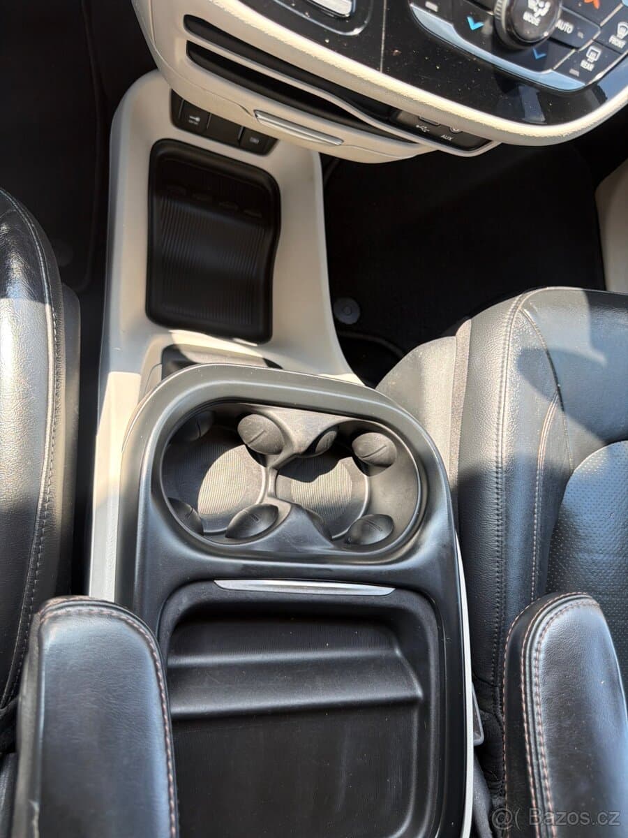 2020 Chrysler PACIFICA - 17