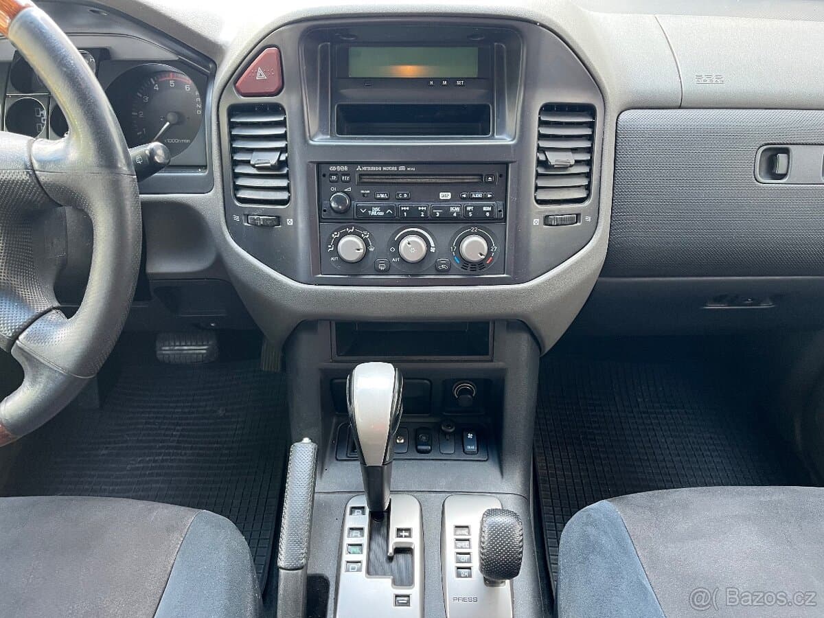 2005 Mitsubishi PAJERO - 17