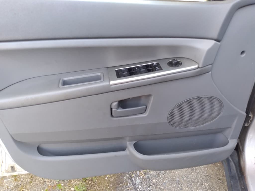 2004 Jeep CHEROKEE - 17