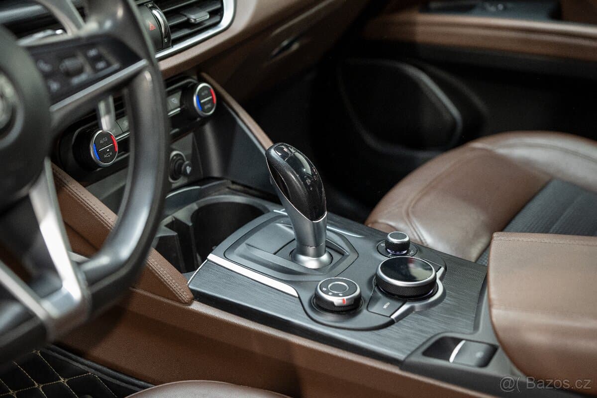 2017 Alfa Romeo STELVIO - 17