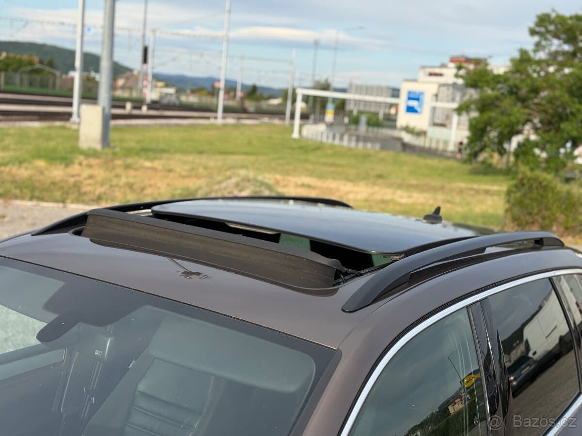 2011 Volkswagen TOUAREG - 17