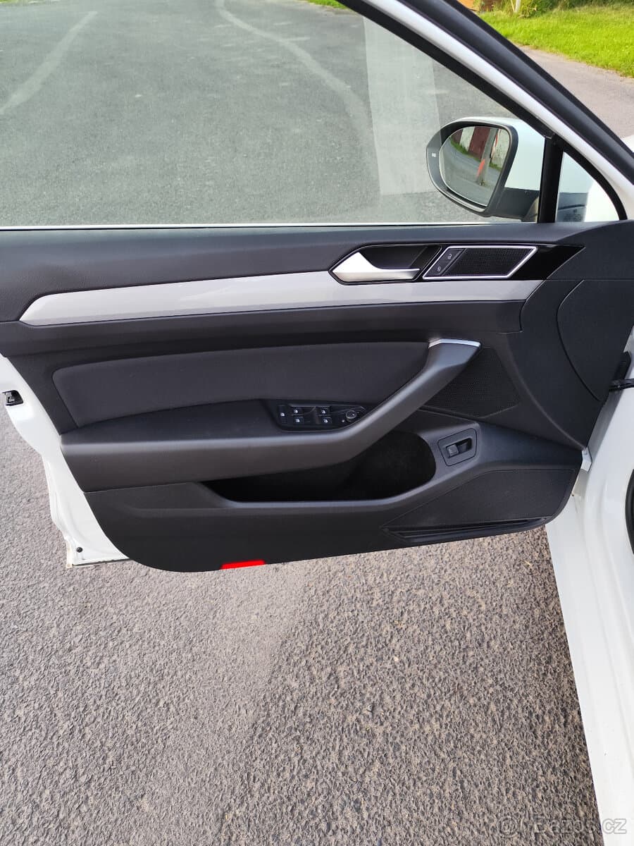 2019 Volkswagen PASSAT - 17