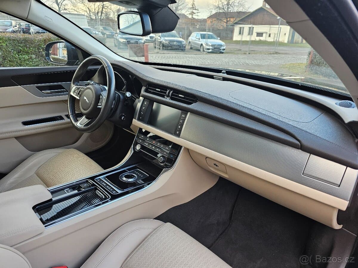 2019 Jaguar XF - 17
