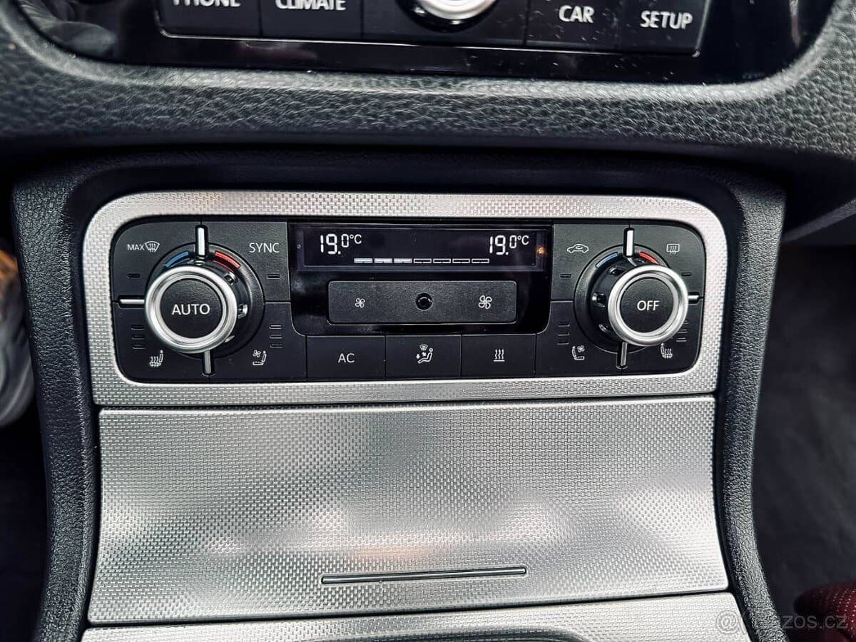 2012 Volkswagen TOUAREG - 18