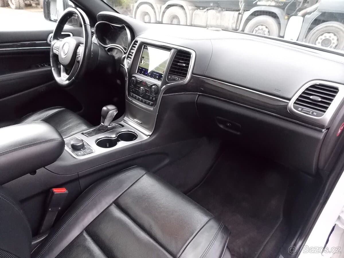 2018 Jeep CHEROKEE - 18