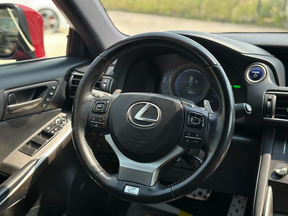 2020 Lexus IS - 18