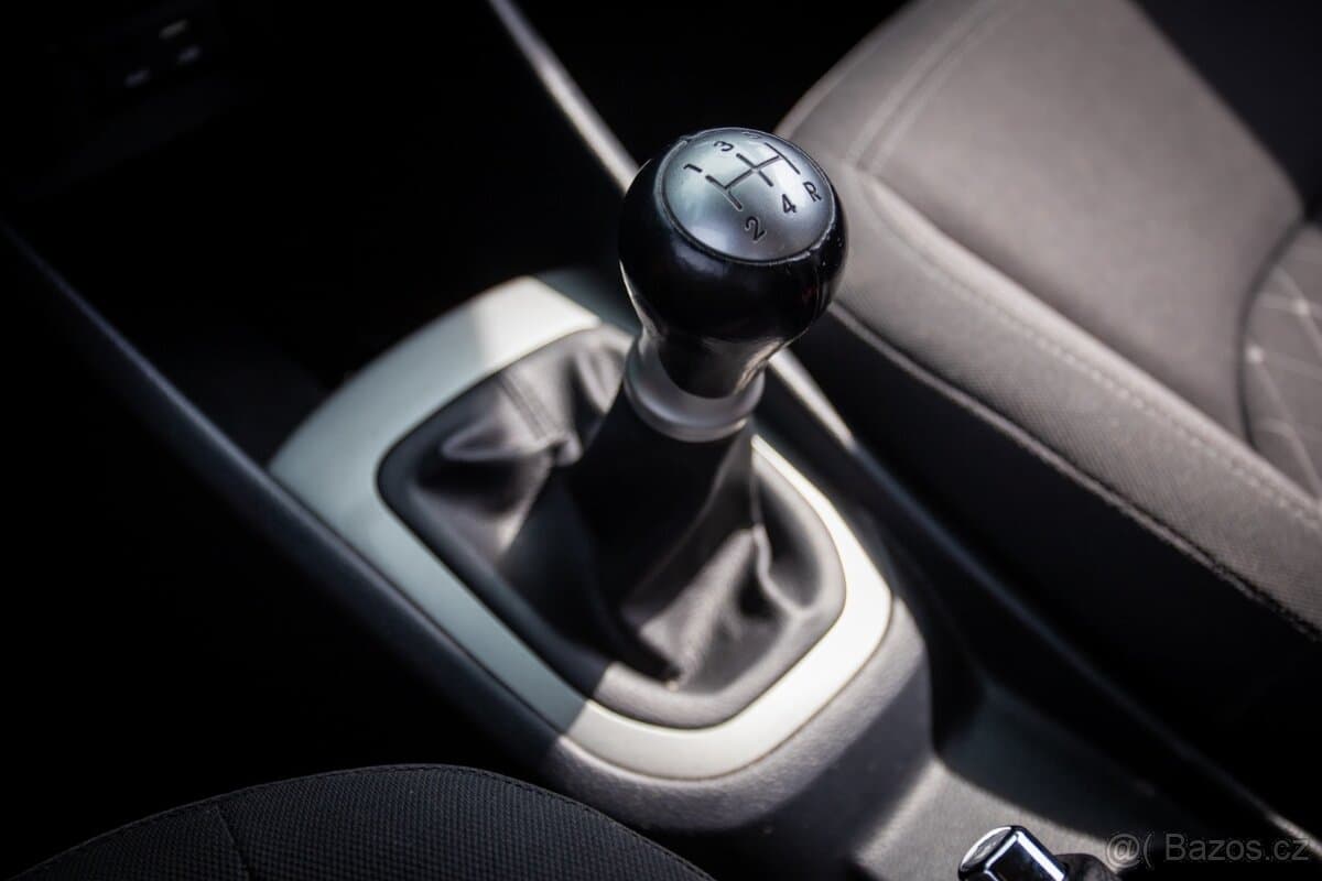 2016 Kia RIO - 18